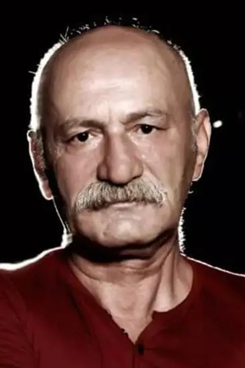 Ali Erkazan interpretando a Mustafa