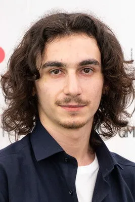 Ali Hanafian interpretando a Keyvan