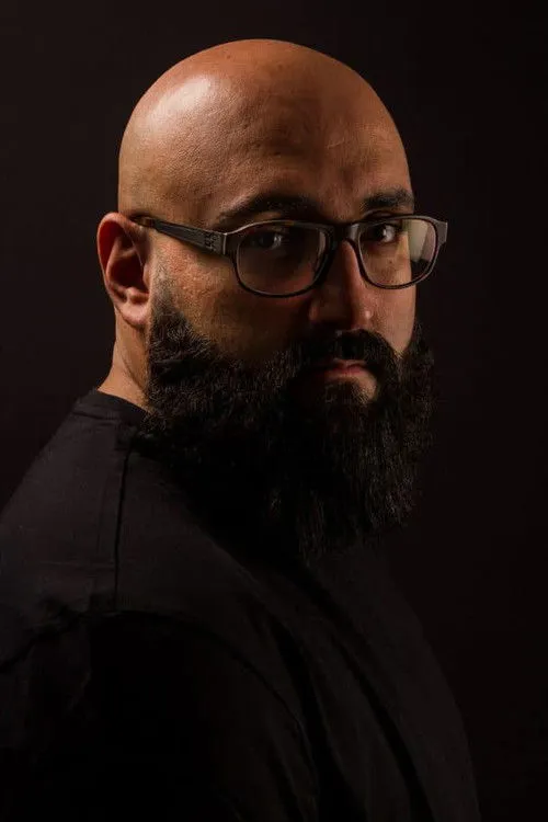 Ali Jahangiri interpretando a Ahmed