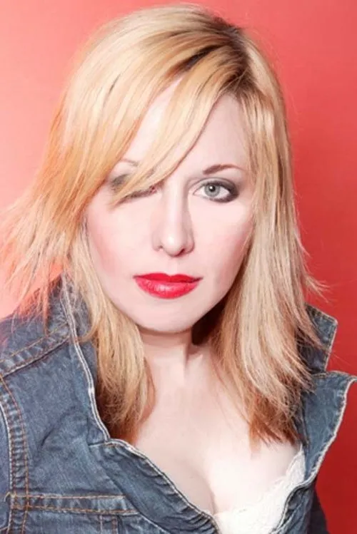 Ali MacLean interpretando a Spidergirl