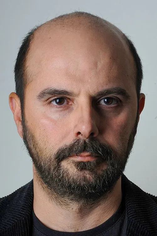 Ali Mosaffa interpretando a Ahmad