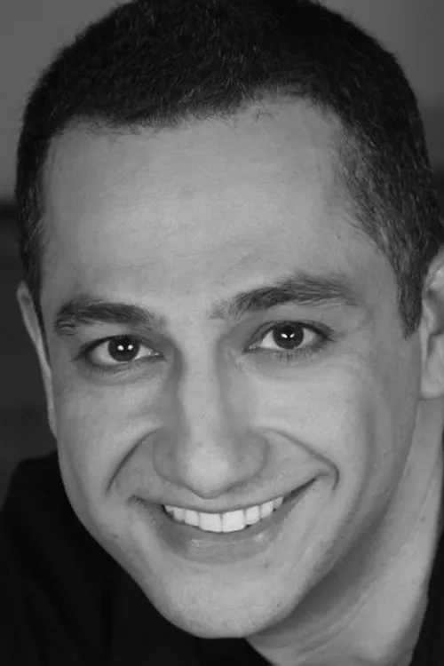 Ali Reza interpretando a Detective Lowenstein