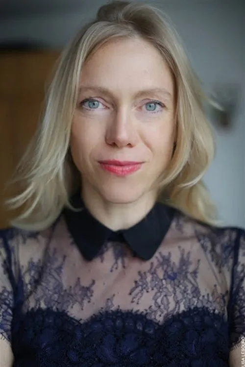 Alice Carel interpretando a 