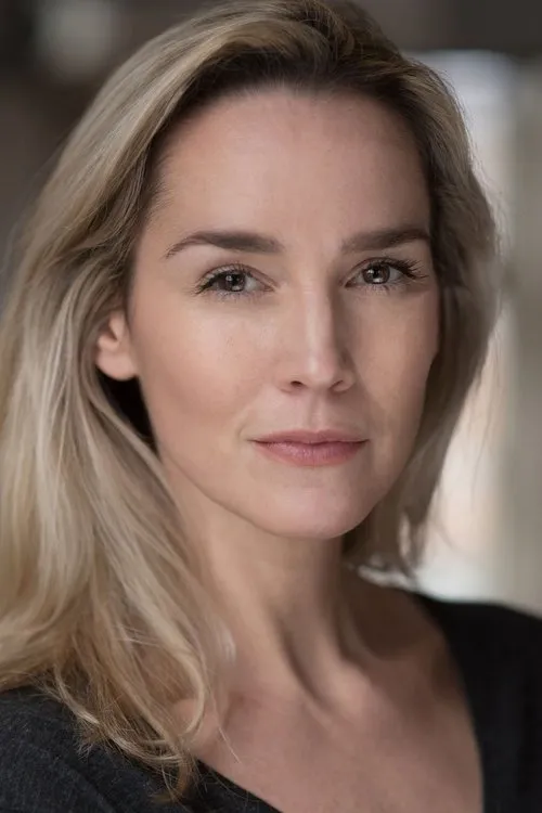 Alice Coulthard interpretando a Josephine Robison