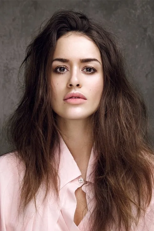 Alice David interpretando a Young woman at party