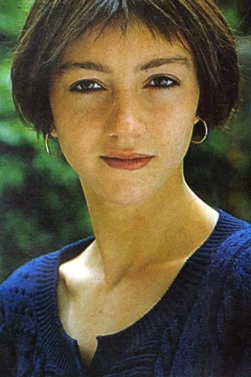 Alice de Poncheville interpretando a Alice