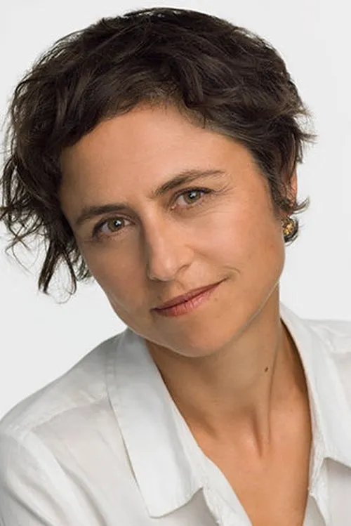 Alice Garner interpretando a Sally