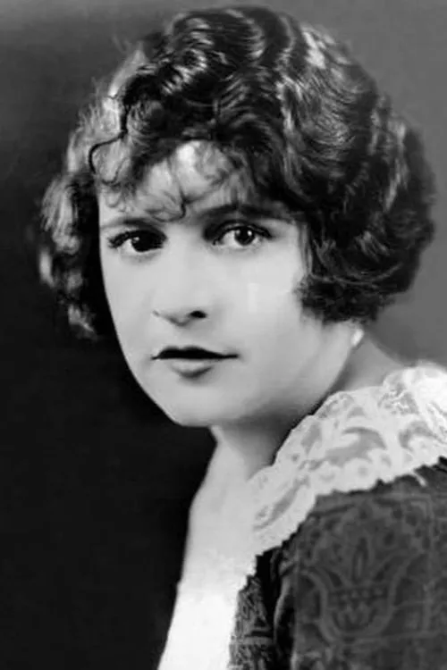 Alice Lake interpretando a Violet Colton