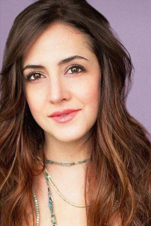 Alice Macdonald interpretando a Alice