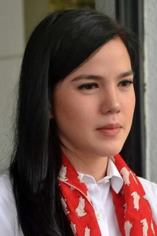 Alice Norin interpretando a Elena