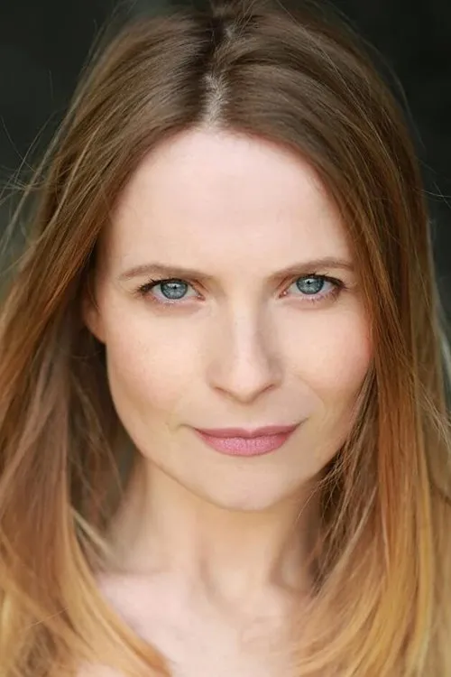 Alice Patten interpretando a Eugenie Loyer