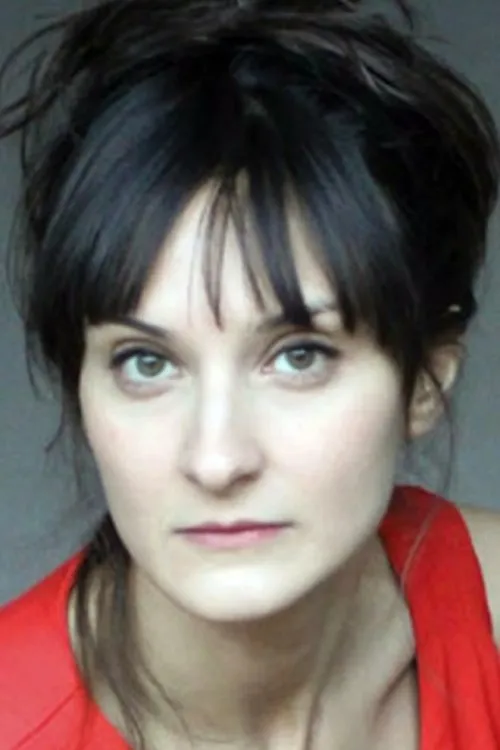 Alice Pehlivanyan interpretando a Sarah