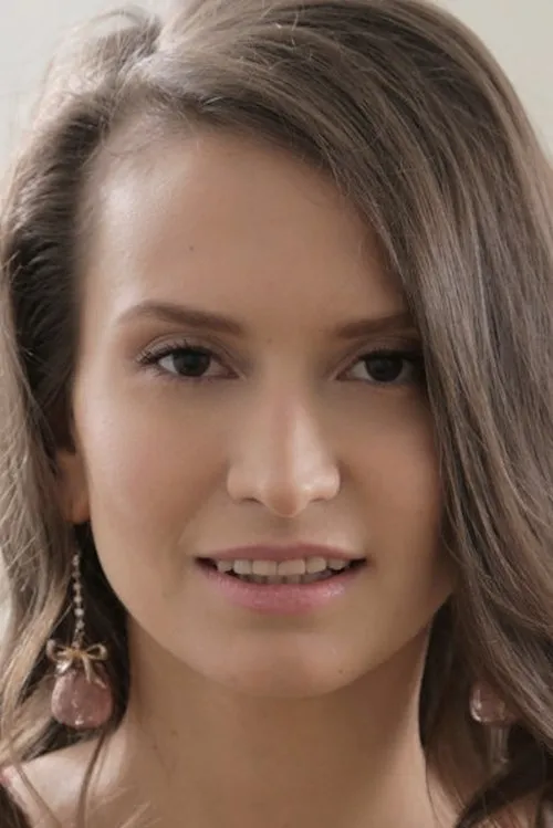 Alicia Mone interpretando a