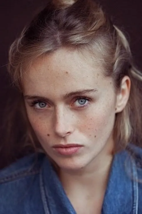 Alienor Bouvier en su biografía y filmografía