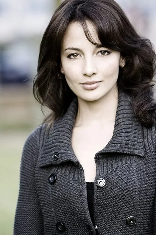 Alin Sumarwata — personaje: Lance Corporal Gracie Novin