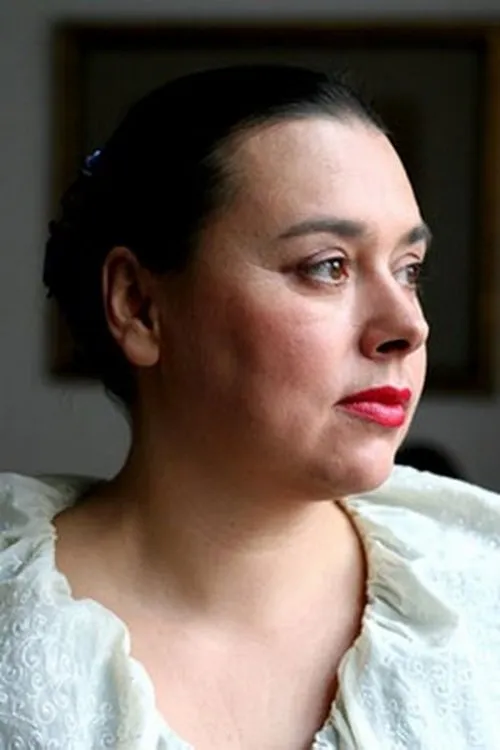 Alina Chechelska interpretando a Becia