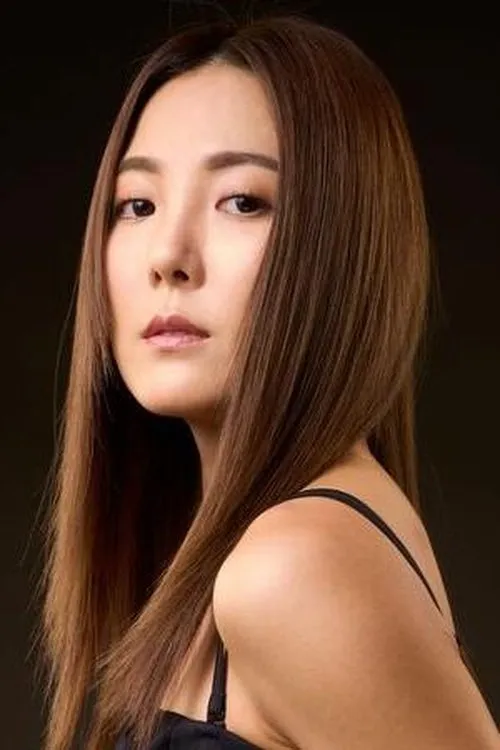 Alina Lee interpretando a Landlady