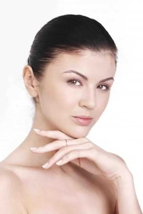 Adzana Bing Slamet ha trabajado con Alina Saraswati en 2 ocasiones