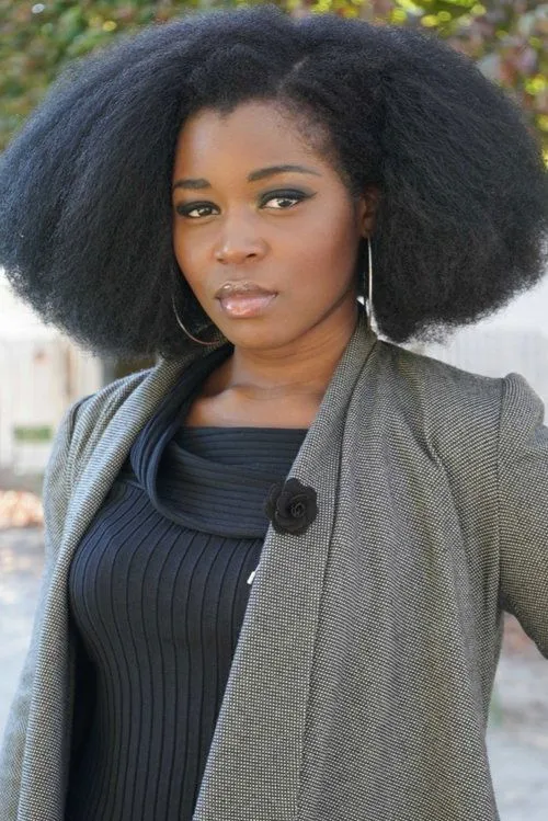 Aline Belibi interpretando a Perla