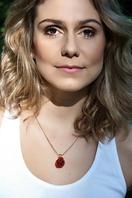 Aline Fanju interpretando a