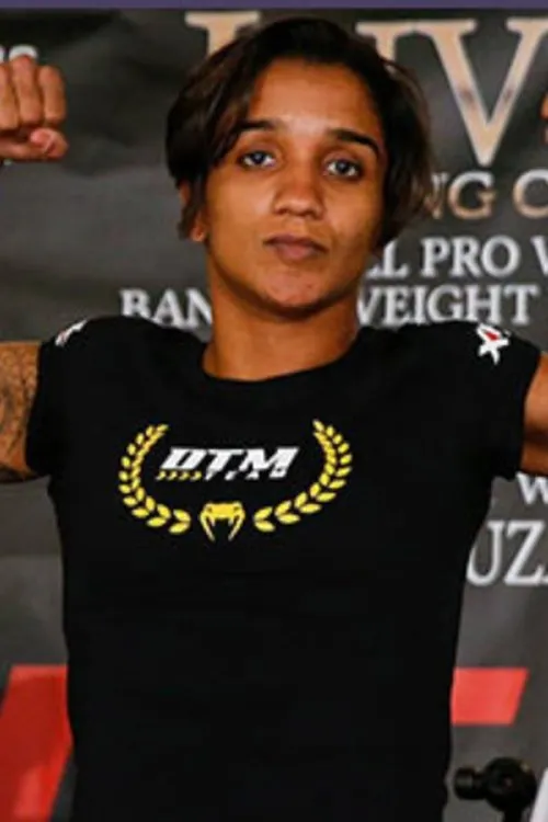 Aline Serio interpretando a Herself