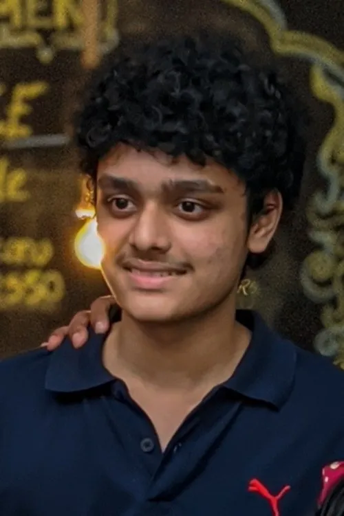 Alister Alex interpretando a Peter