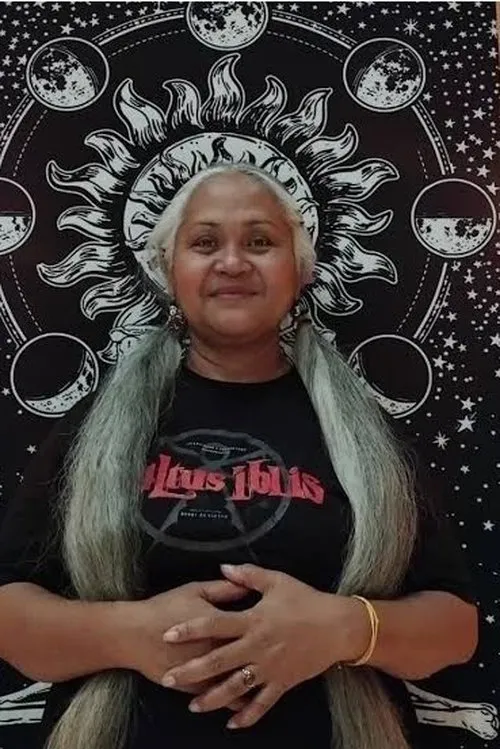 Alit Aryani Willems interpretando a 