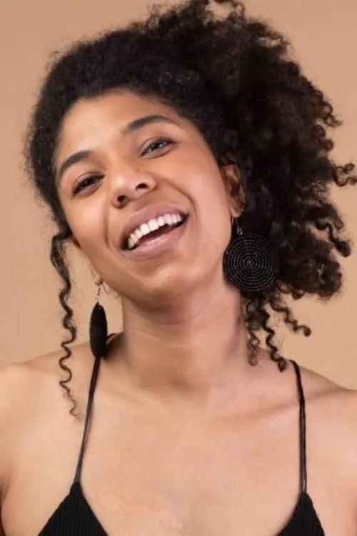 Alix Konadu interpretando a Maaika