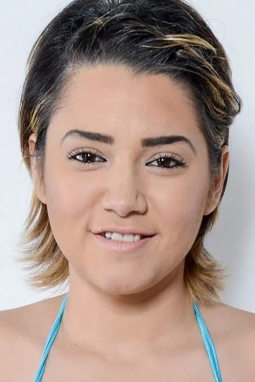 Alix Lovell interpretando a 