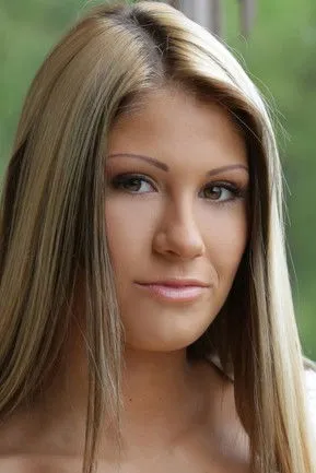 Aliyah interpretando a 