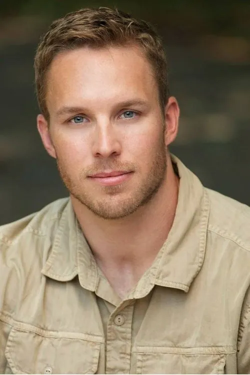 Allen Daniel interpretando a Principal Moore