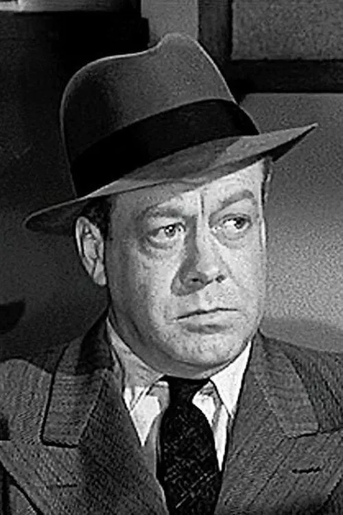 Allen Nourse interpretando a Paddy Dolan