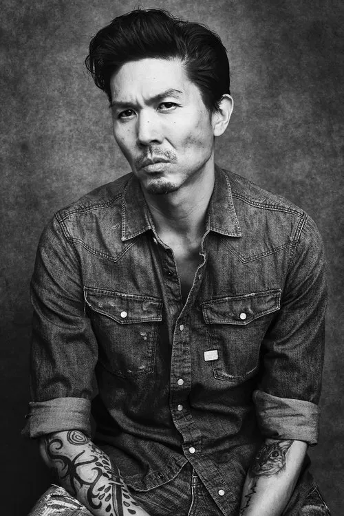 Allen Theosky Rowe interpretando a NVA Nguyen