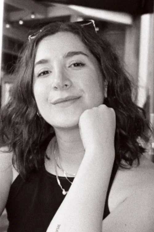 Allie Rosenberg interpretando a Narrator (voice)