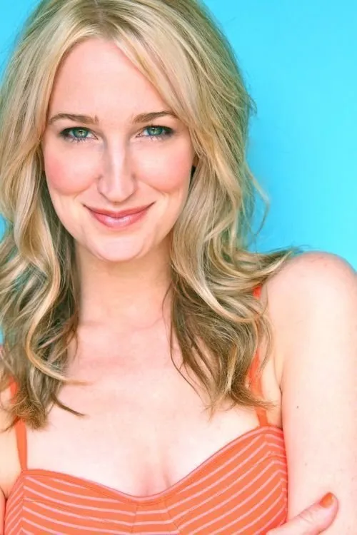 Allison Poccia interpretando a Lucy