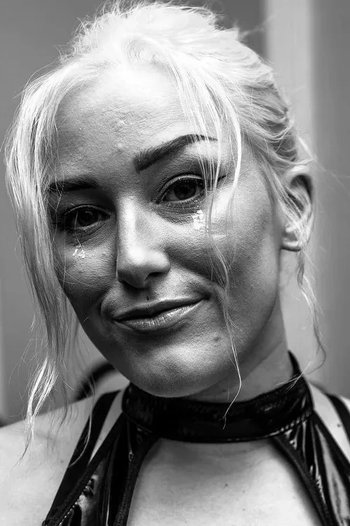 Allison Woodard interpretando a Allie Katch