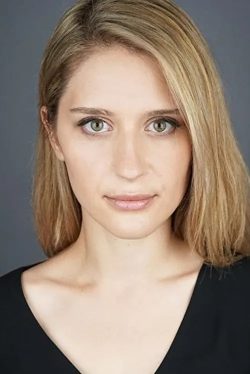 Ally Williams interpretando a Rachel