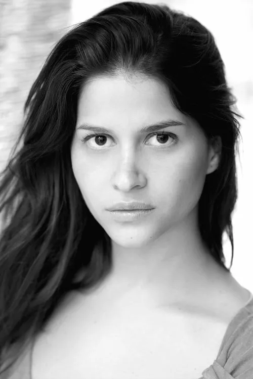 Alondra Salinas interpretando a Bartender