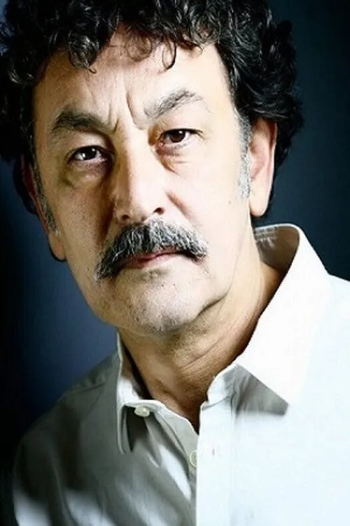 Alptekin Serdengeçti interpretando a 