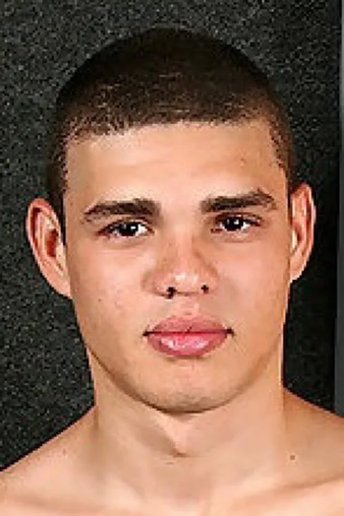 Alvaro Mendez interpretando a