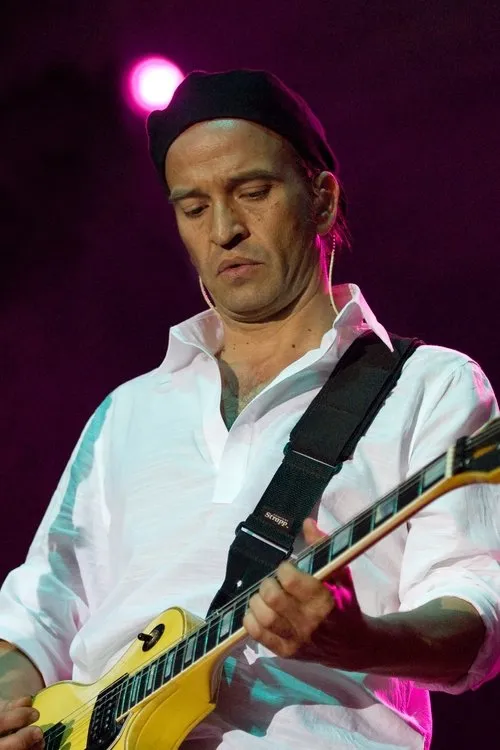 Álvaro Urquijo interpretando a 