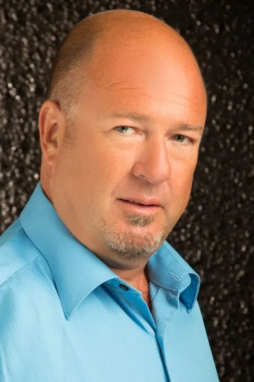 Alvin Law interpretando a Card-Playing Neighbor