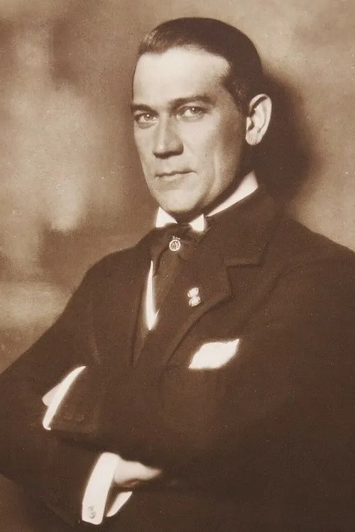 Alwin Neuß interpretando a Hamlet