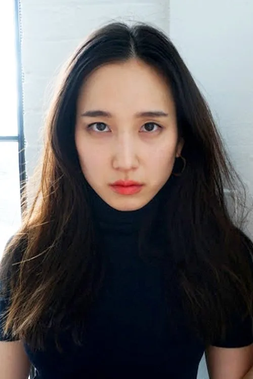 Alyssa Kim interpretando a the sister