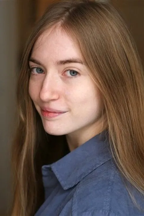 Alyssia Desmeth interpretando a Louise