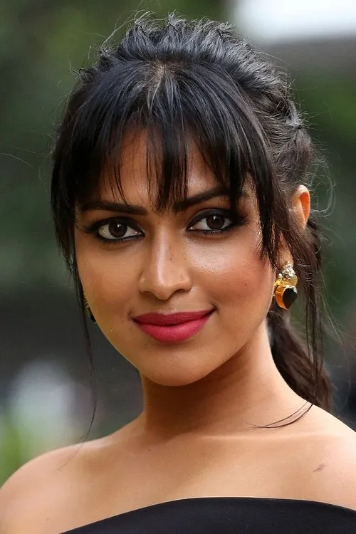 Amala Paul interpretando a Mynna