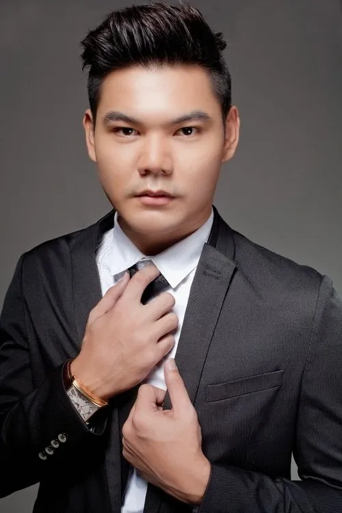 Aman Nassim interpretando a 