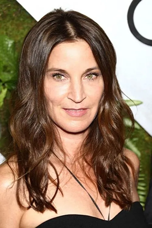 Amanda Anka interpretando a Louisa