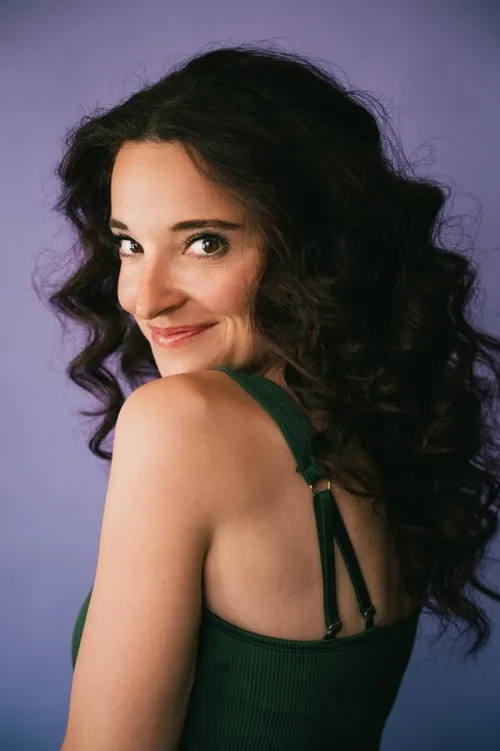 Connie Chen ha trabajado con Amanda Barlow en 1 ocasiones