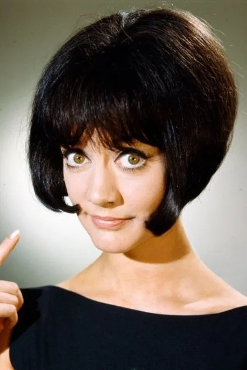 Amanda Barrie — personaje: Hillary